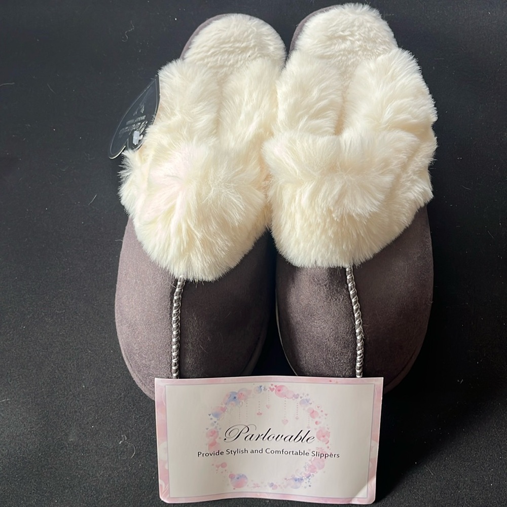 Soft Parlovable slippers size women’s large (9-10)
NWT never worn
